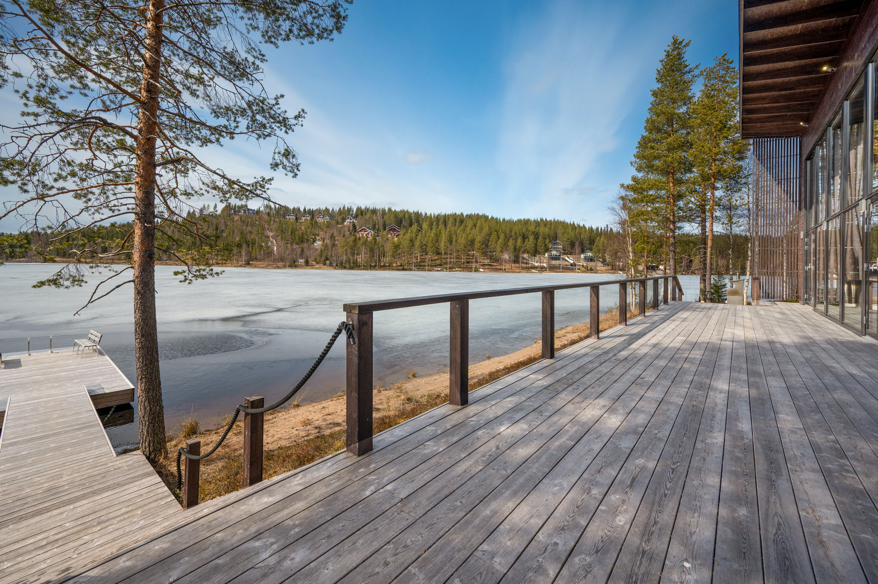 Rantaterassi ja laituri järven ääressä