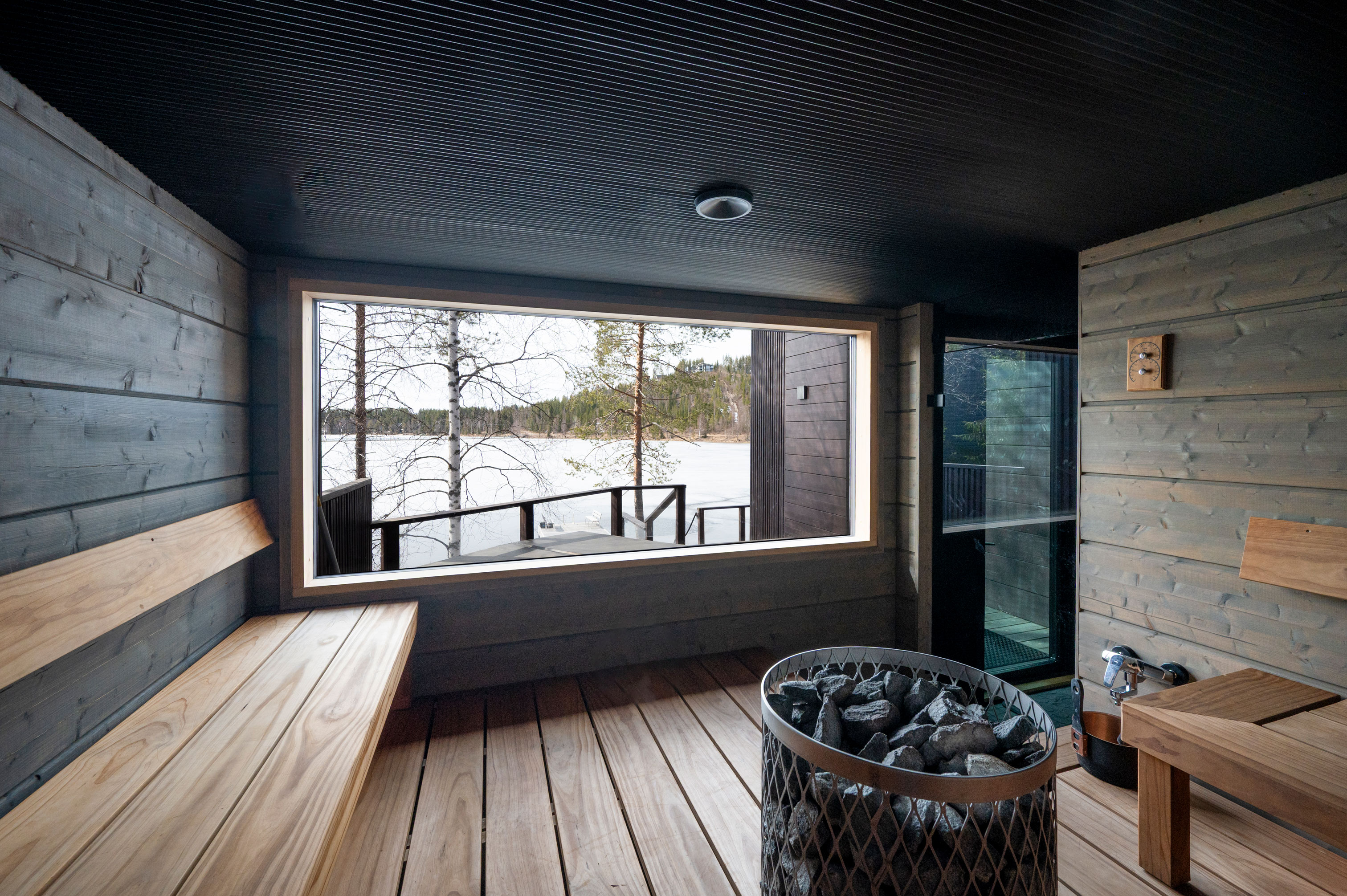 Sauna, jonka panoraamaikkuna aukeaa järvelle