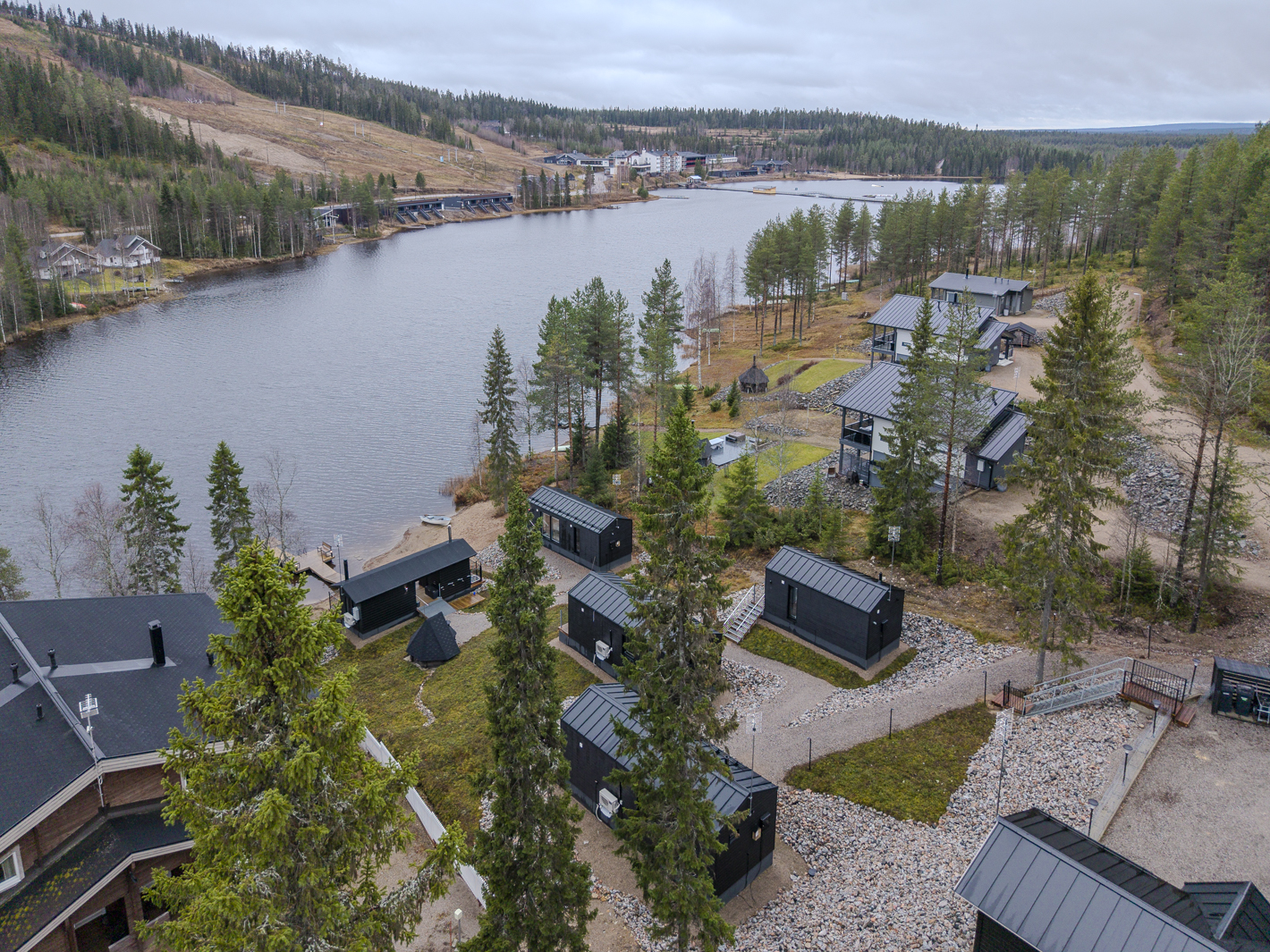 Dronekuva mökkialueesta järven äärellä
